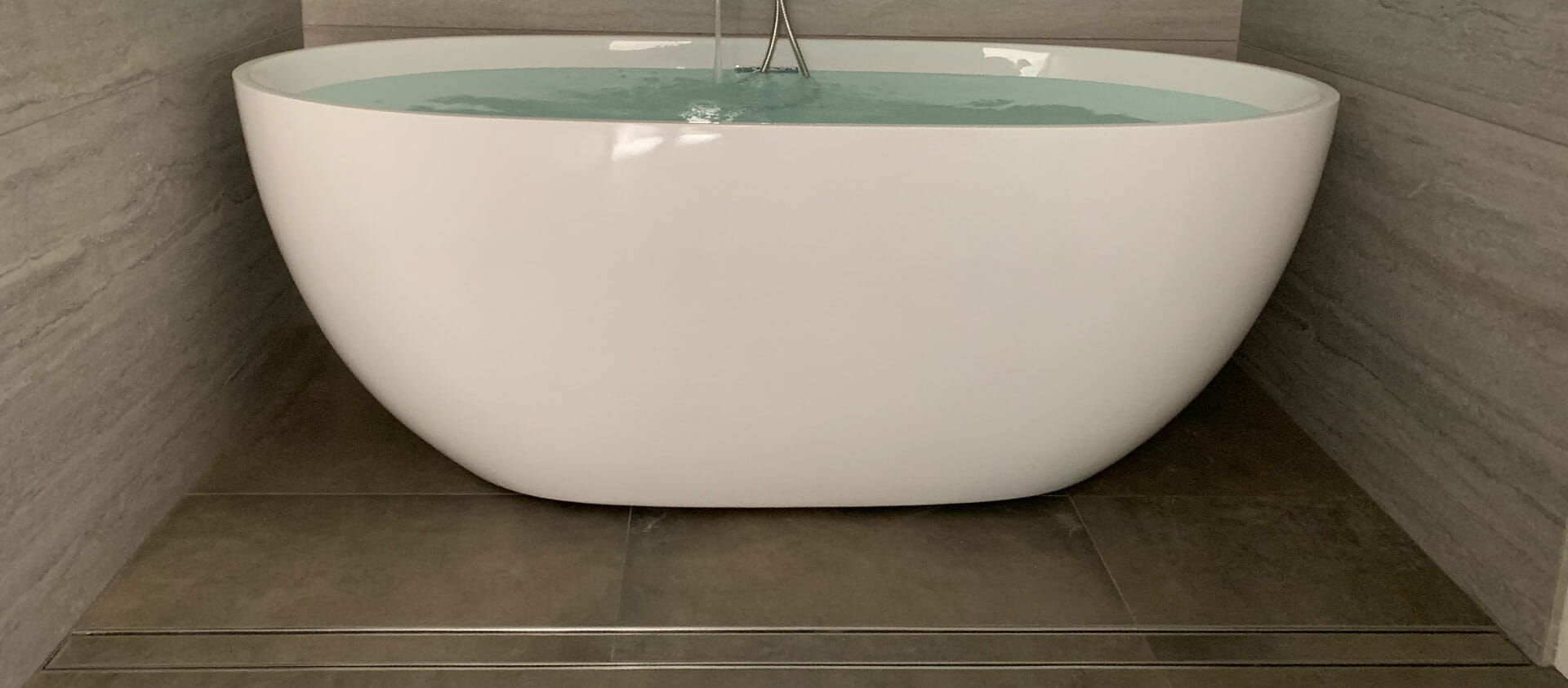 Bathroom tub