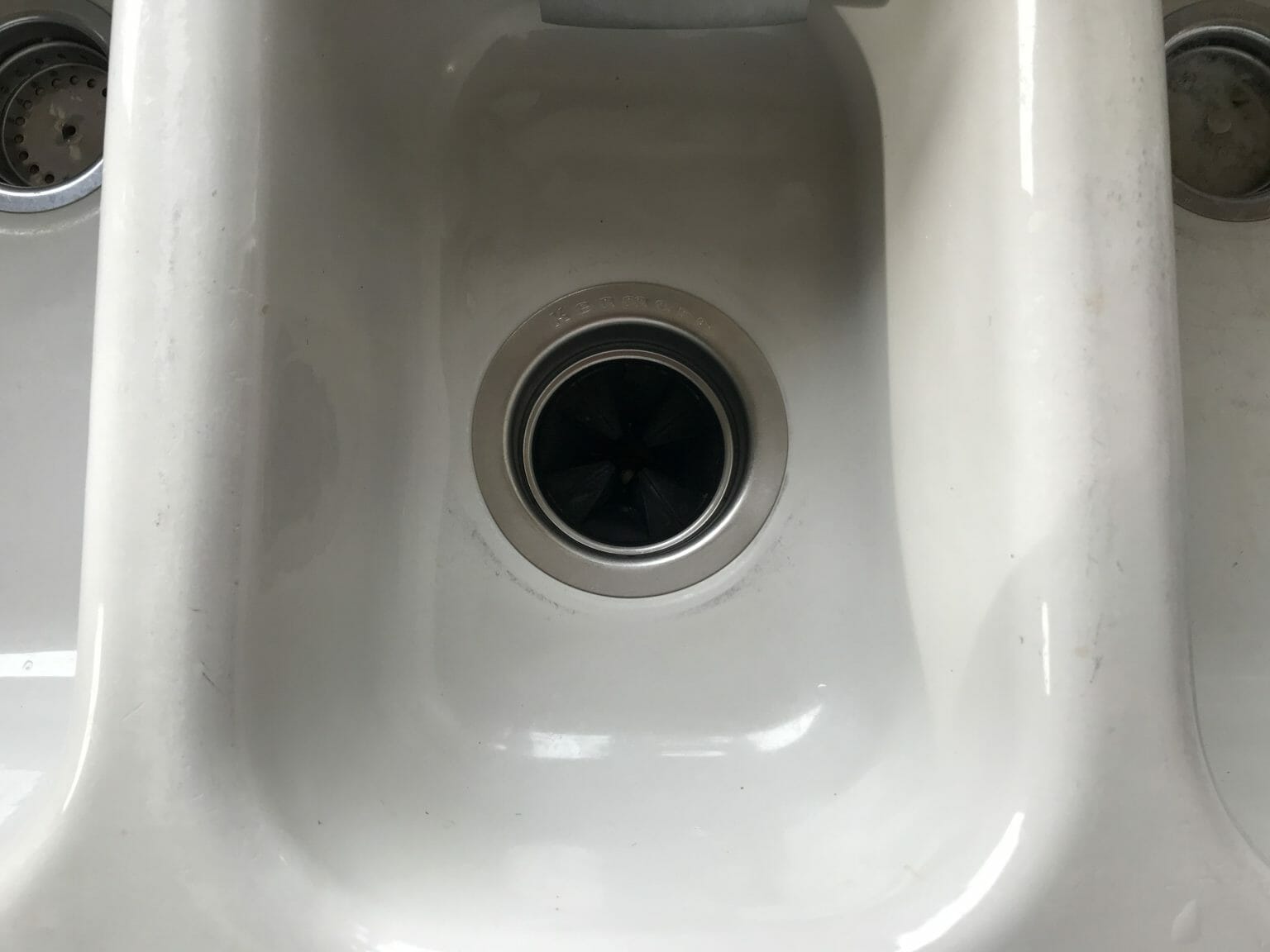 Is Your Garbage Disposal Unit Leaking? Flood Brothers Plumbing